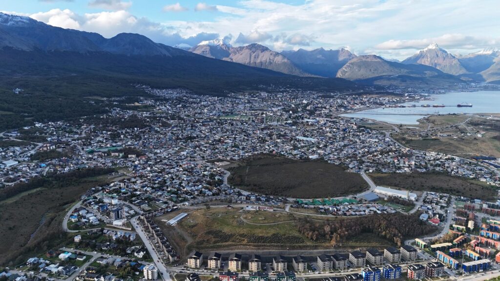 Vista aérea de Ushuaia con la bahía y la cordillera de fondo