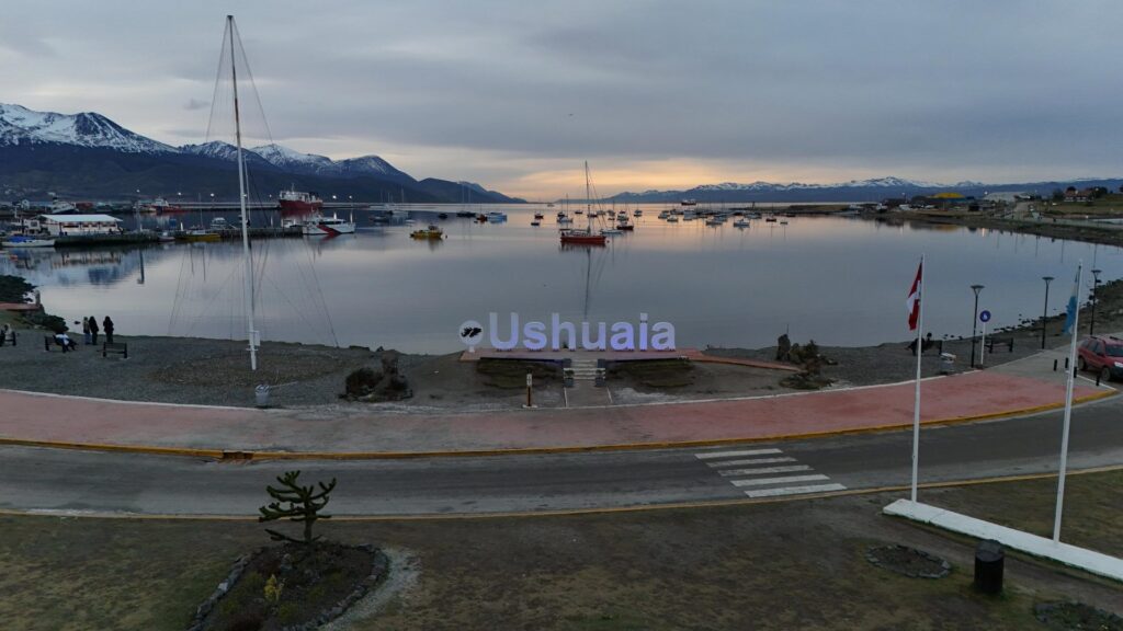 Bahía Encerrada y cartel de Ushuaia