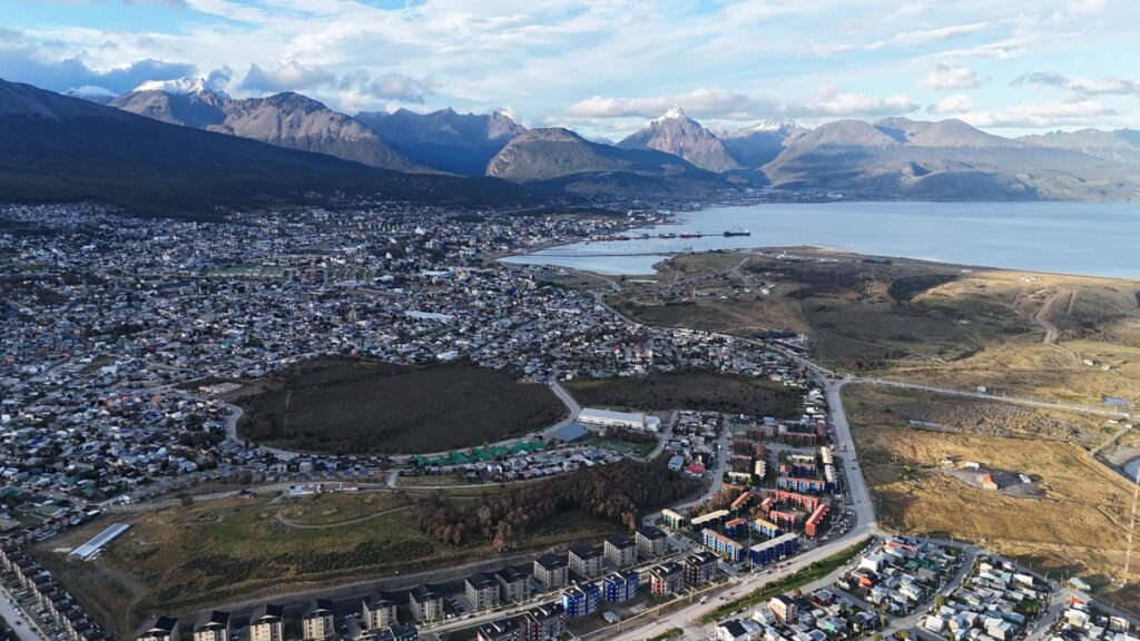 Bahía de Ushuaia y la cordillera fueguina