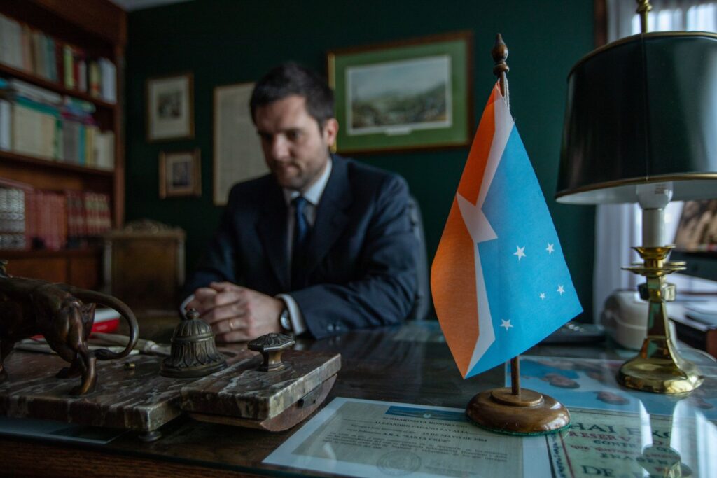 Bandera de Tierra del Fuego en el escritorio del estudio.